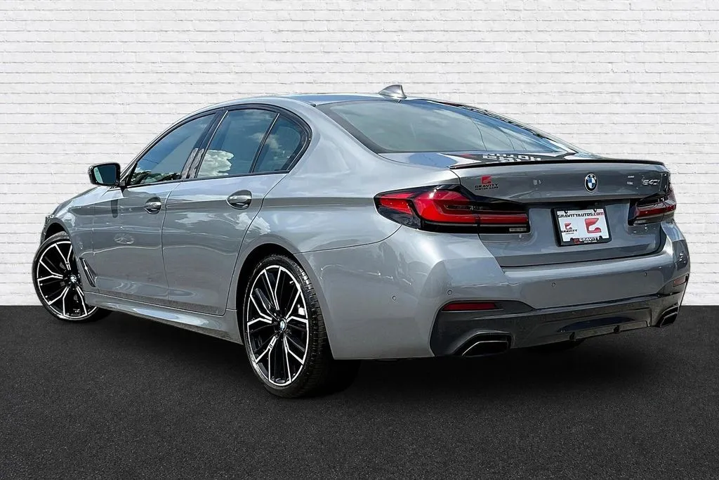 BMW 5 Series photo 4