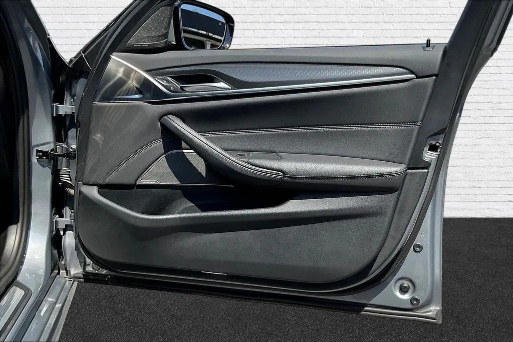 BMW 5 Series photo 26