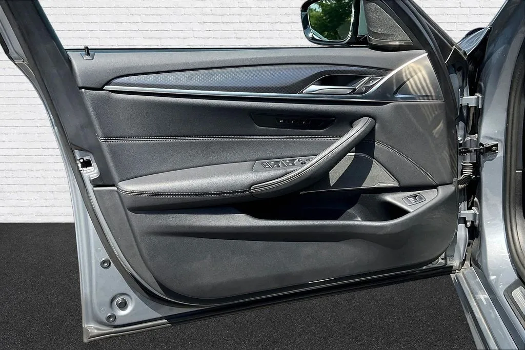 BMW 5 Series photo 18