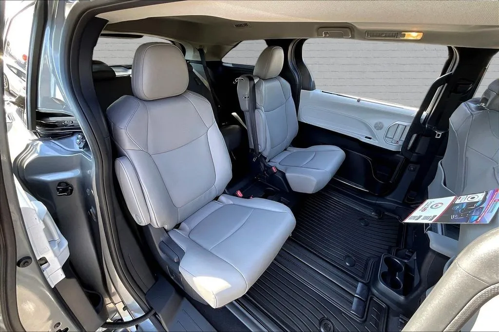 Toyota Sienna photo 25