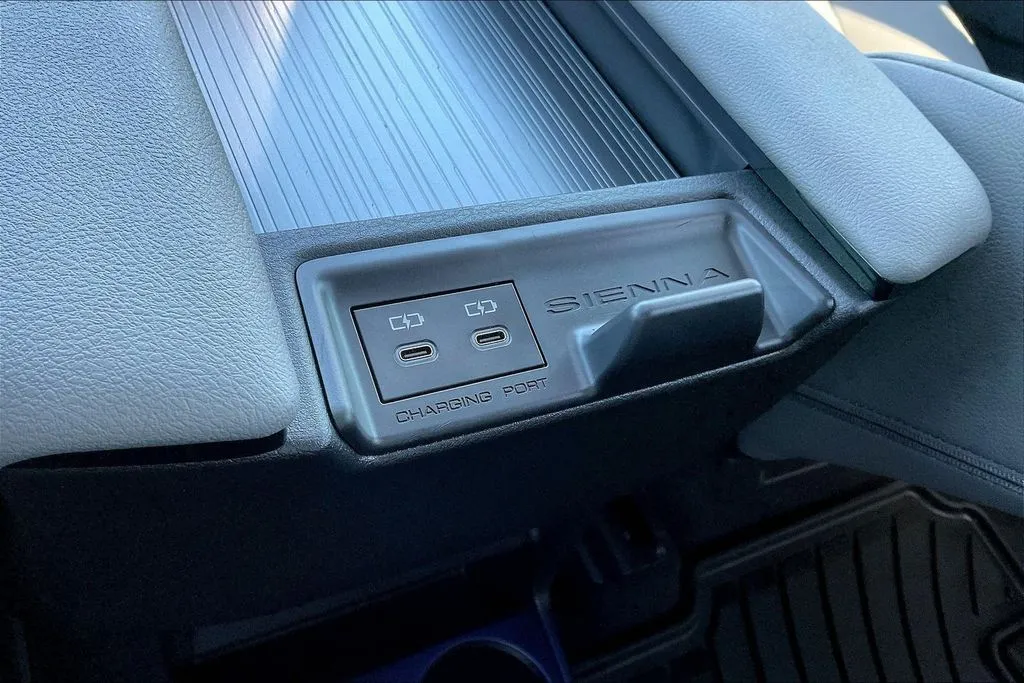 Toyota Sienna photo 10