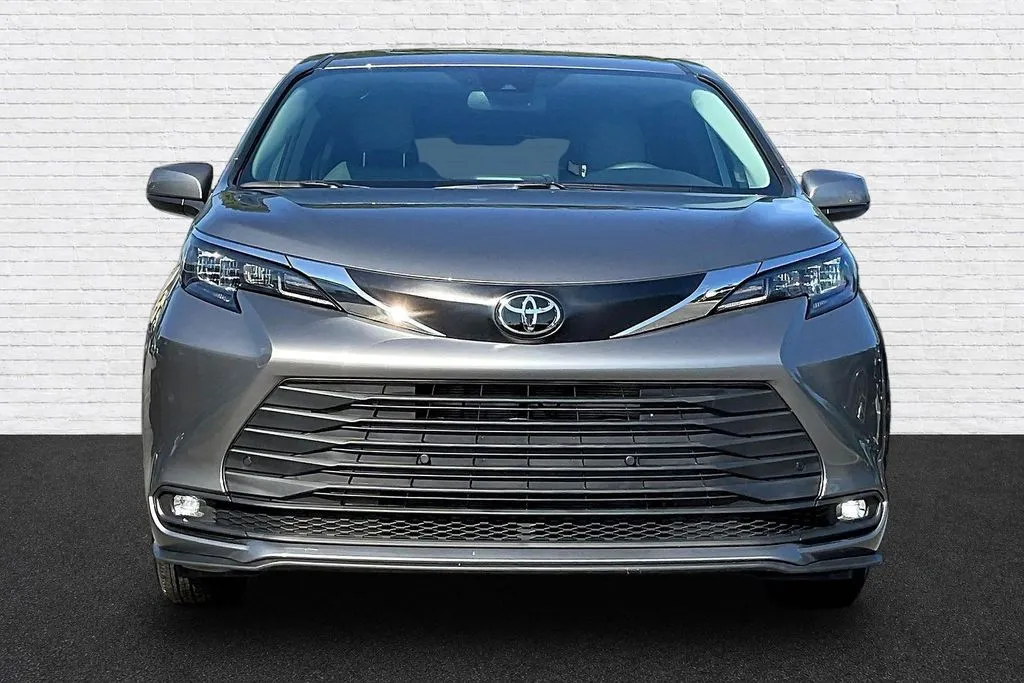 Toyota Sienna photo 2