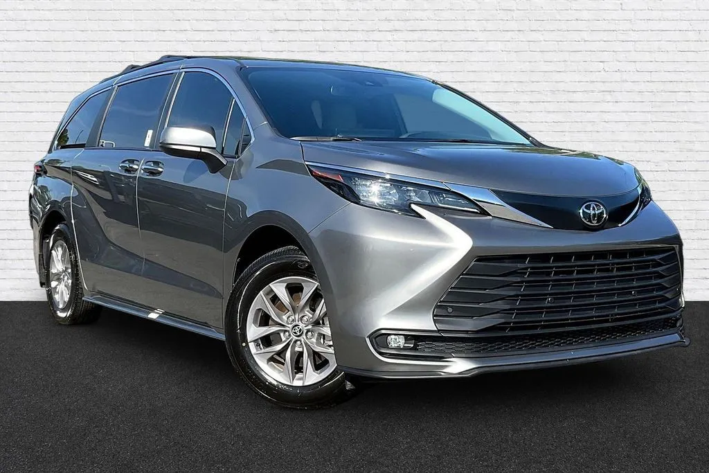 Toyota Sienna photo 3