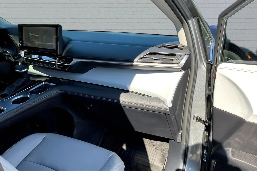 Toyota Sienna photo 27