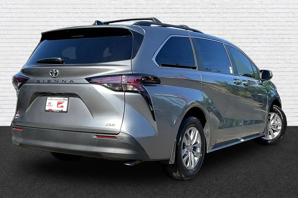 Toyota Sienna photo 6