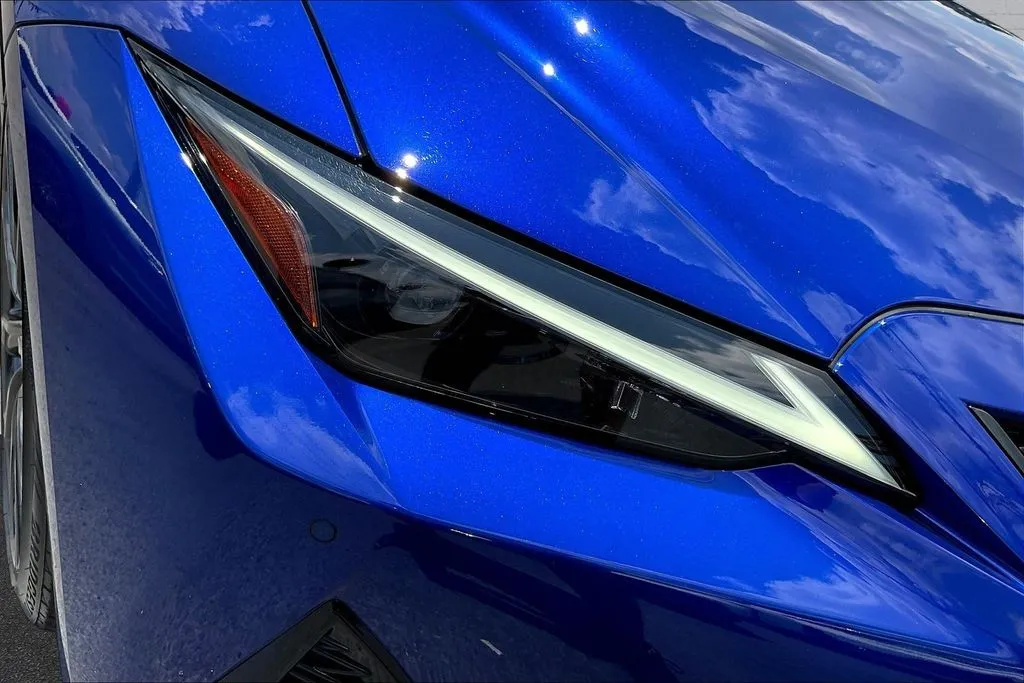 Lexus IS photo 31