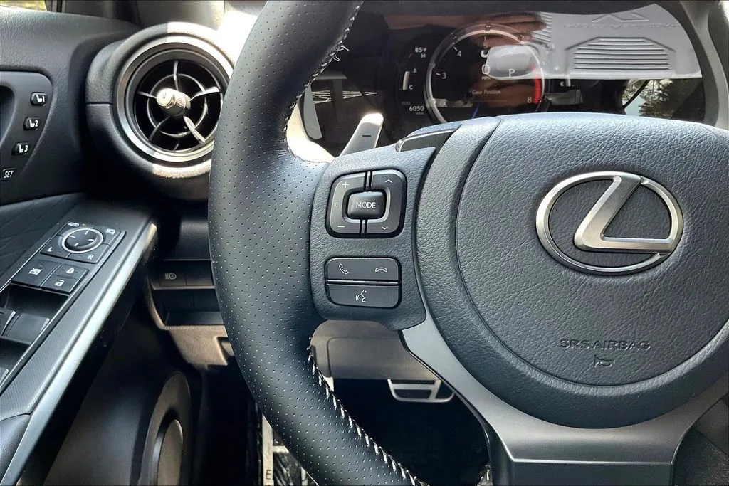 Lexus IS photo 11