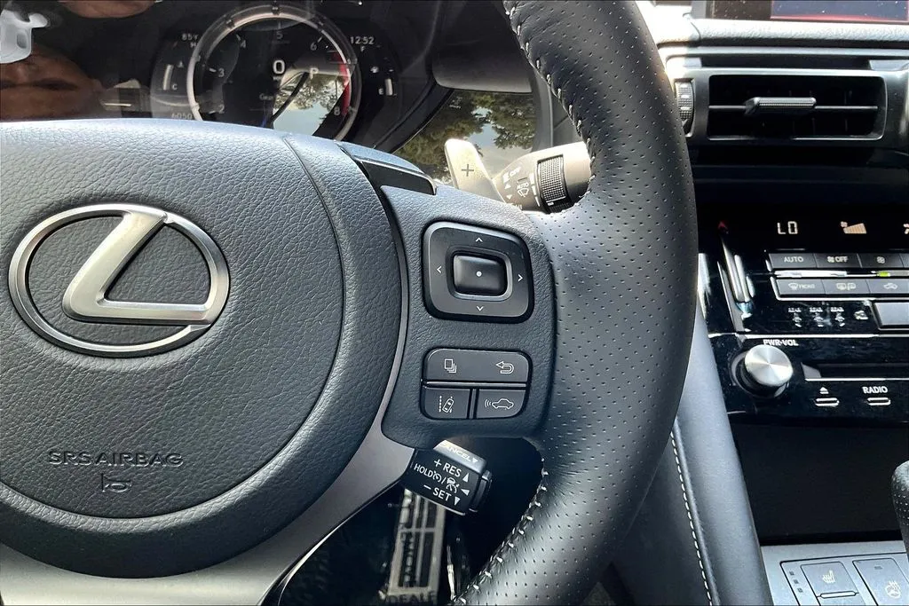 Lexus IS photo 12