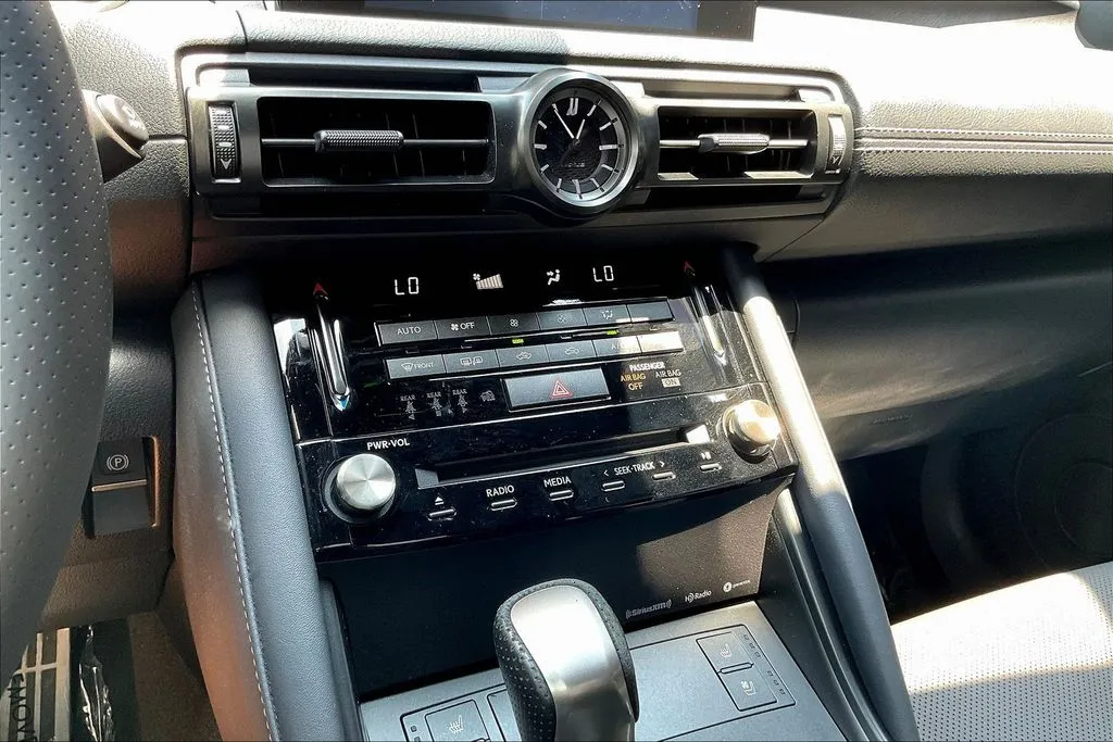 Lexus IS photo 15