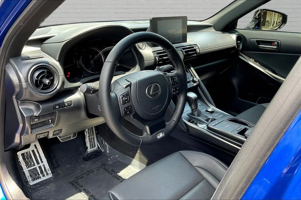 Lexus IS photo 17