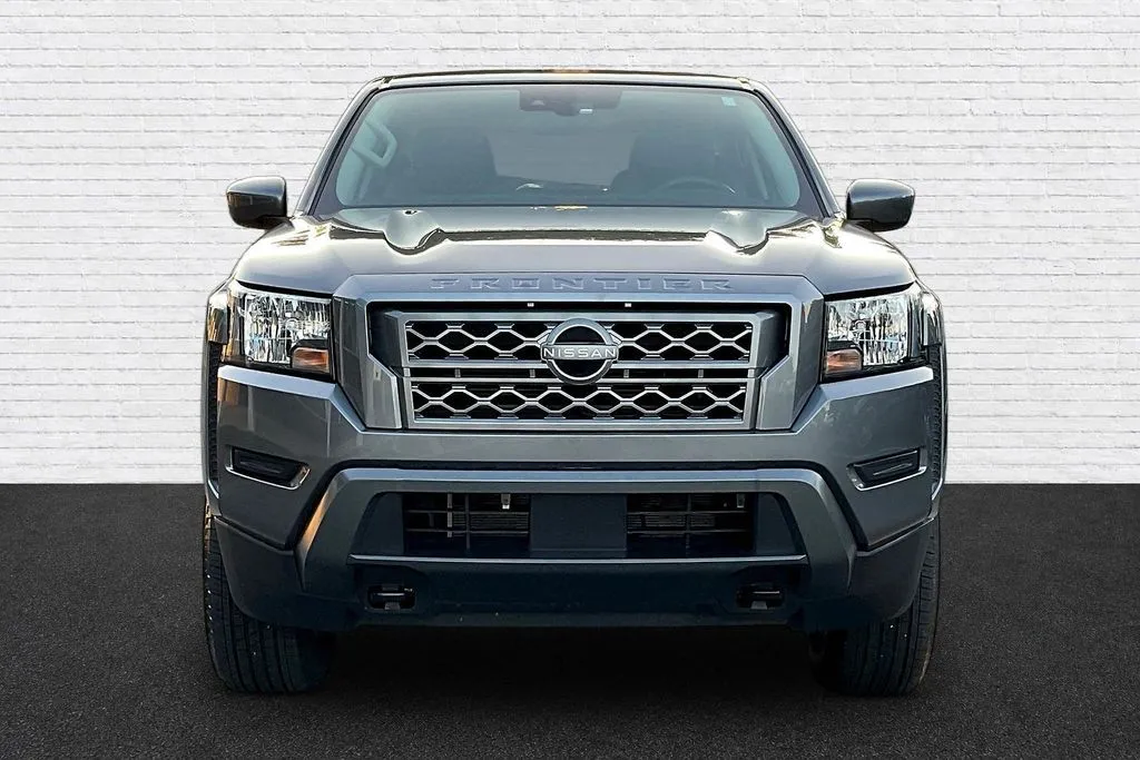 Nissan Frontier photo 2