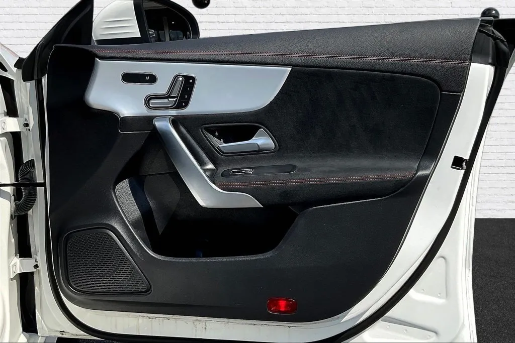 Mercedes-Benz CLA photo 24