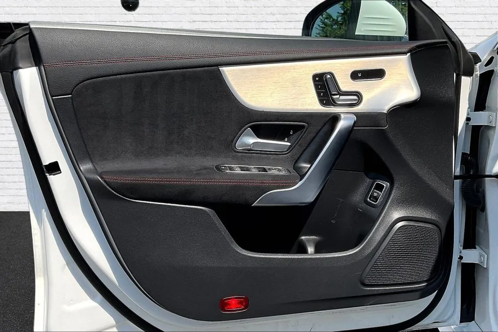 Mercedes-Benz CLA photo 17