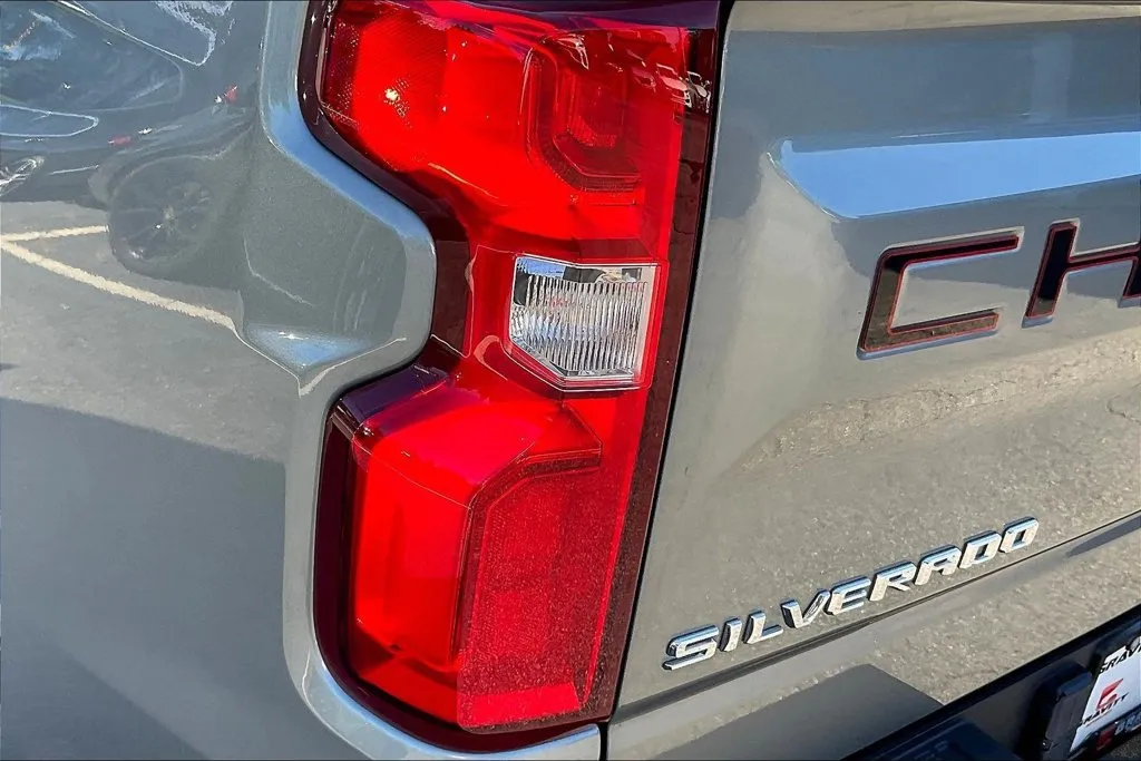 Chevrolet Silverado photo 22