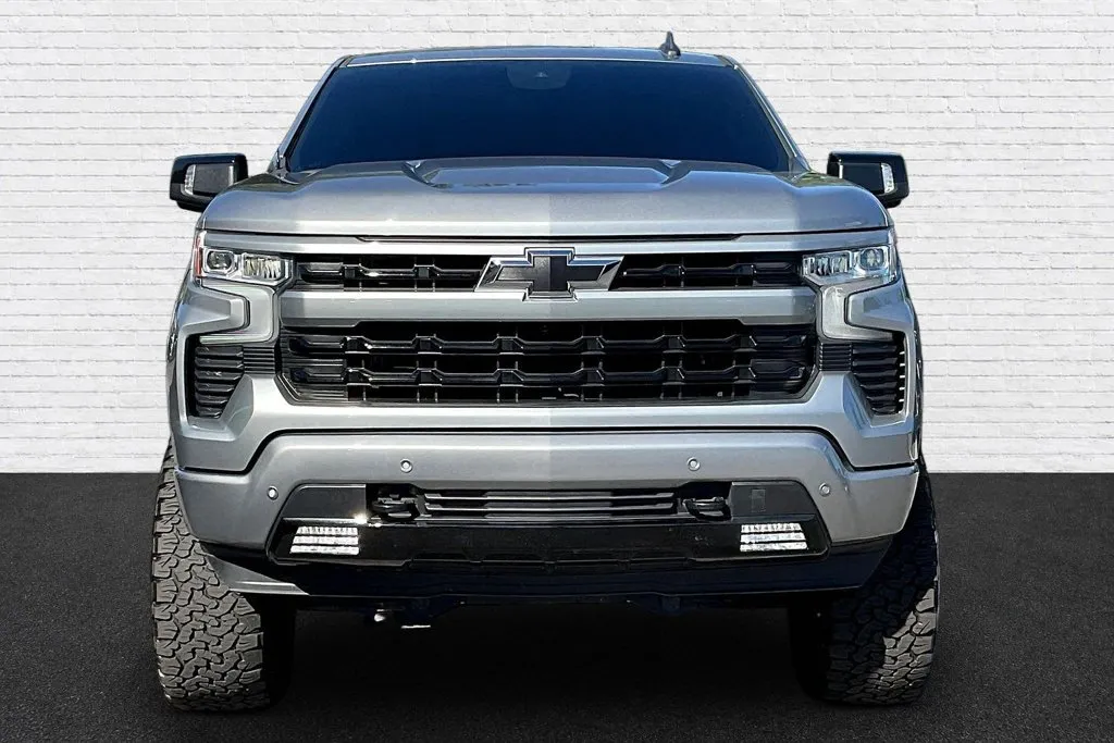 Chevrolet Silverado photo 2