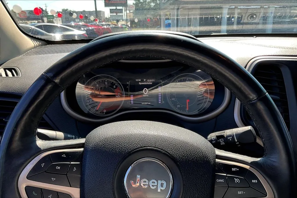 Jeep Cherokee photo 13