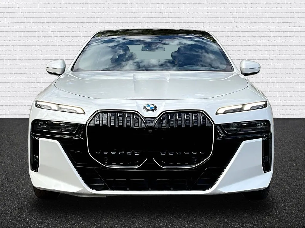 BMW 7 Series photo 2
