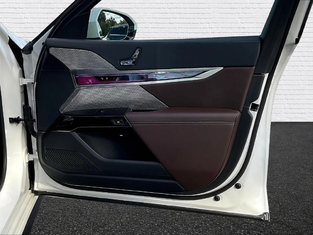 BMW 7 Series photo 28