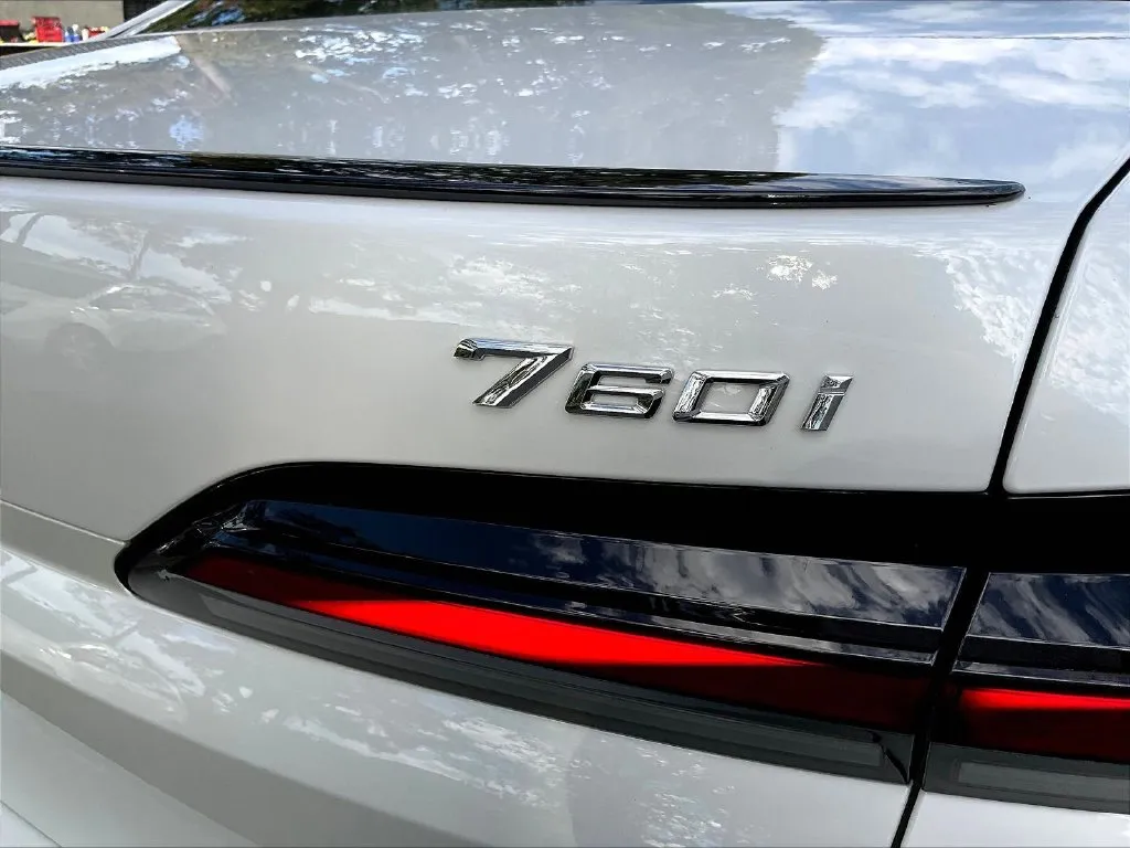 BMW 7 Series photo 24