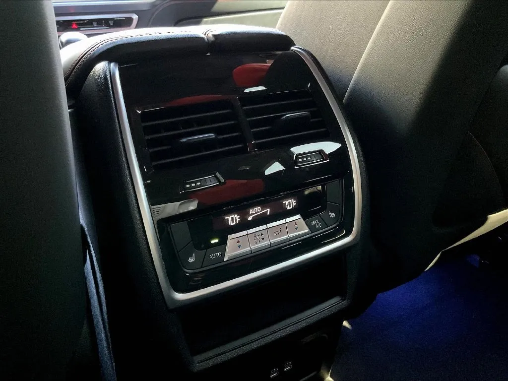 BMW XM photo 10