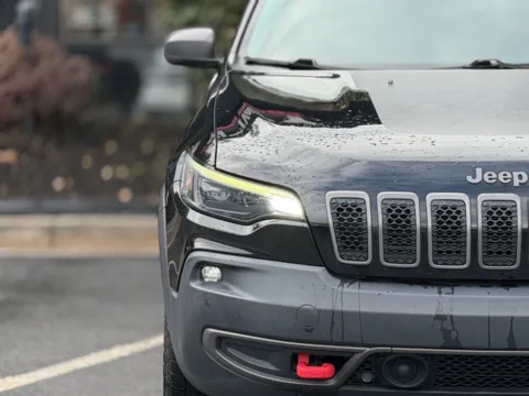 More photos of 2019 Jeep Cherokee Trailhawk at Gravity Autos Sandy Springs, GA