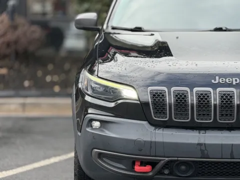More photos of 2019 Jeep Cherokee Trailhawk at Gravity Autos Sandy Springs, GA