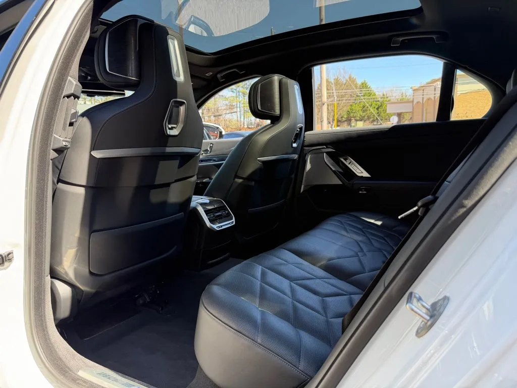 BMW 7 Series photo 30