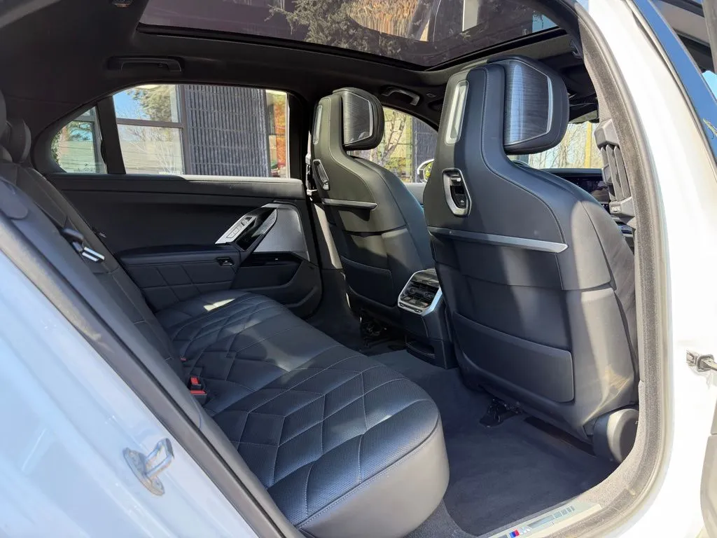 BMW 7 Series photo 39