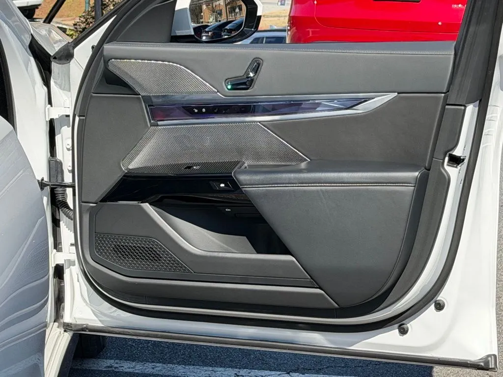 BMW 7 Series photo 37