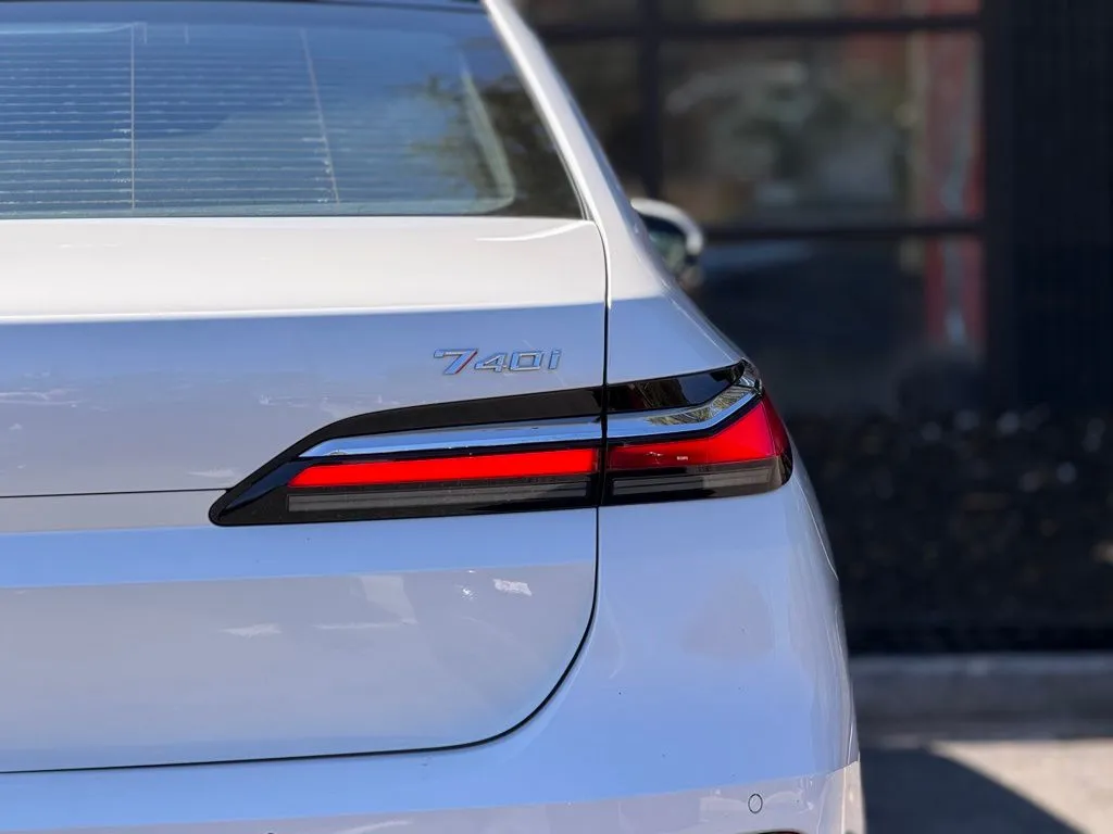 BMW 7 Series photo 16