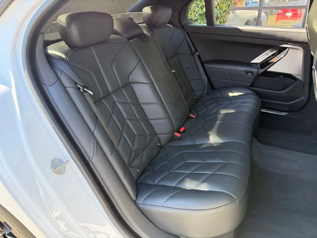 BMW 7 Series photo 40