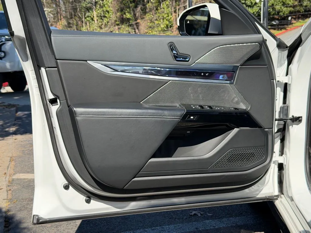 BMW 7 Series photo 28