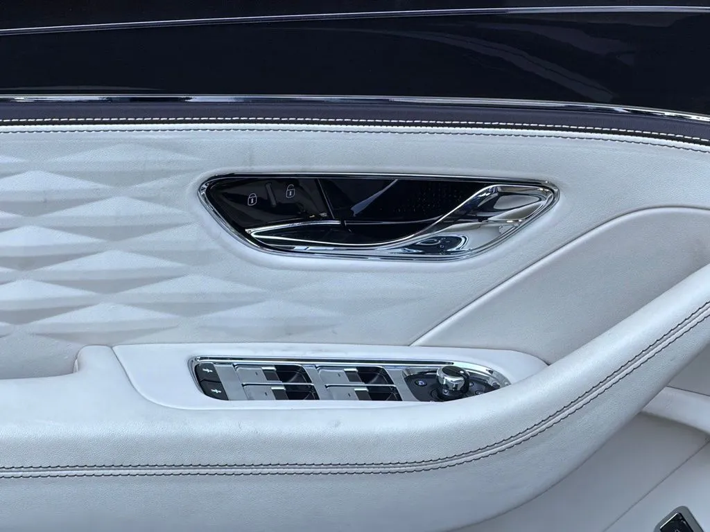 Bentley Flying Spur photo 30
