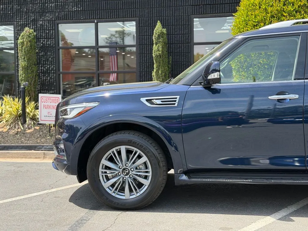 Infiniti QX80 photo 10