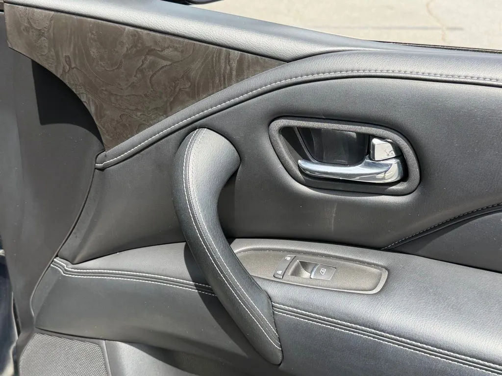 Infiniti QX80 photo 39