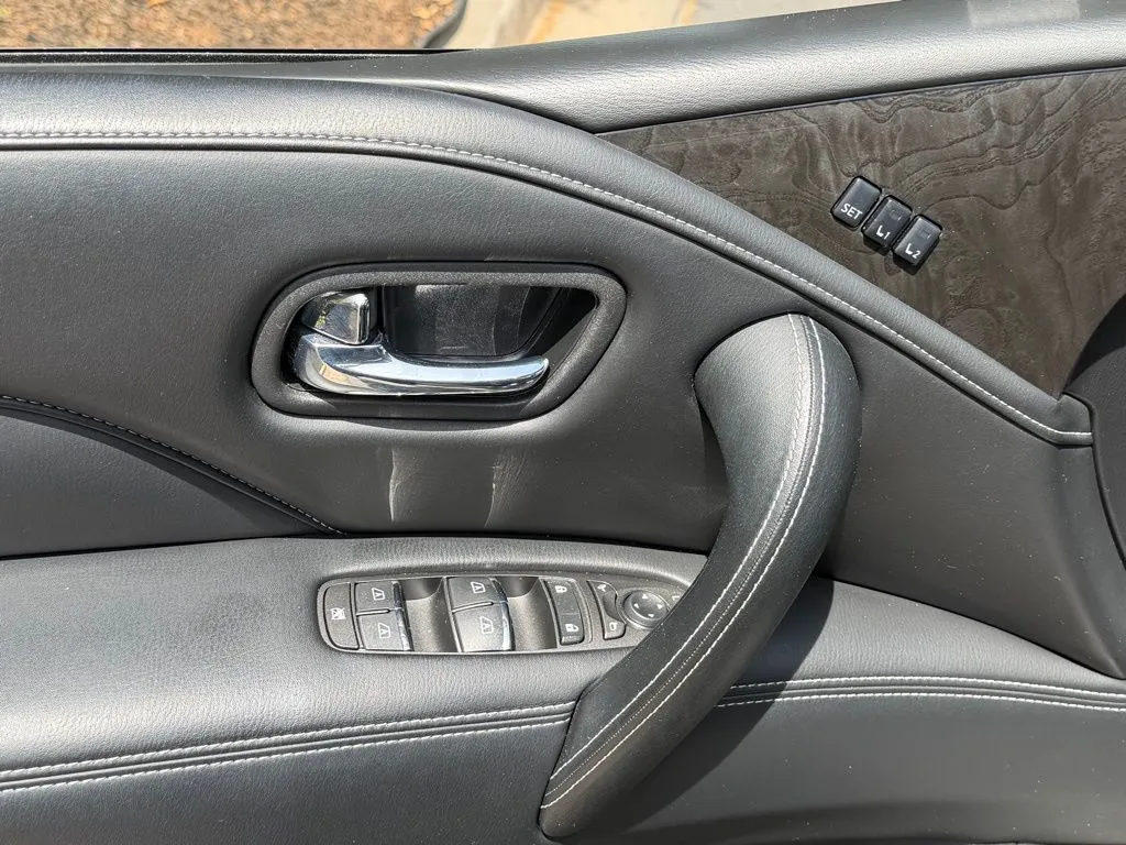Infiniti QX80 photo 30