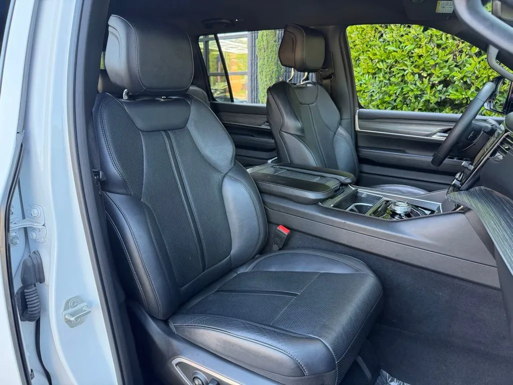Jeep Wagoneer photo 35