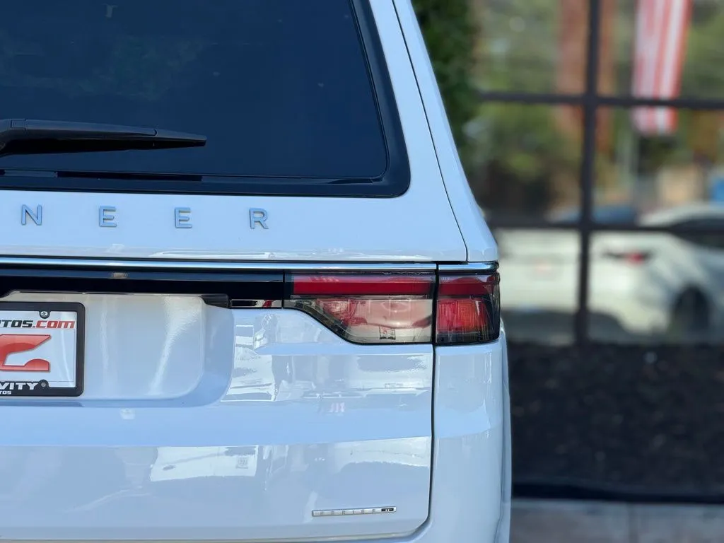 Jeep Wagoneer photo 16