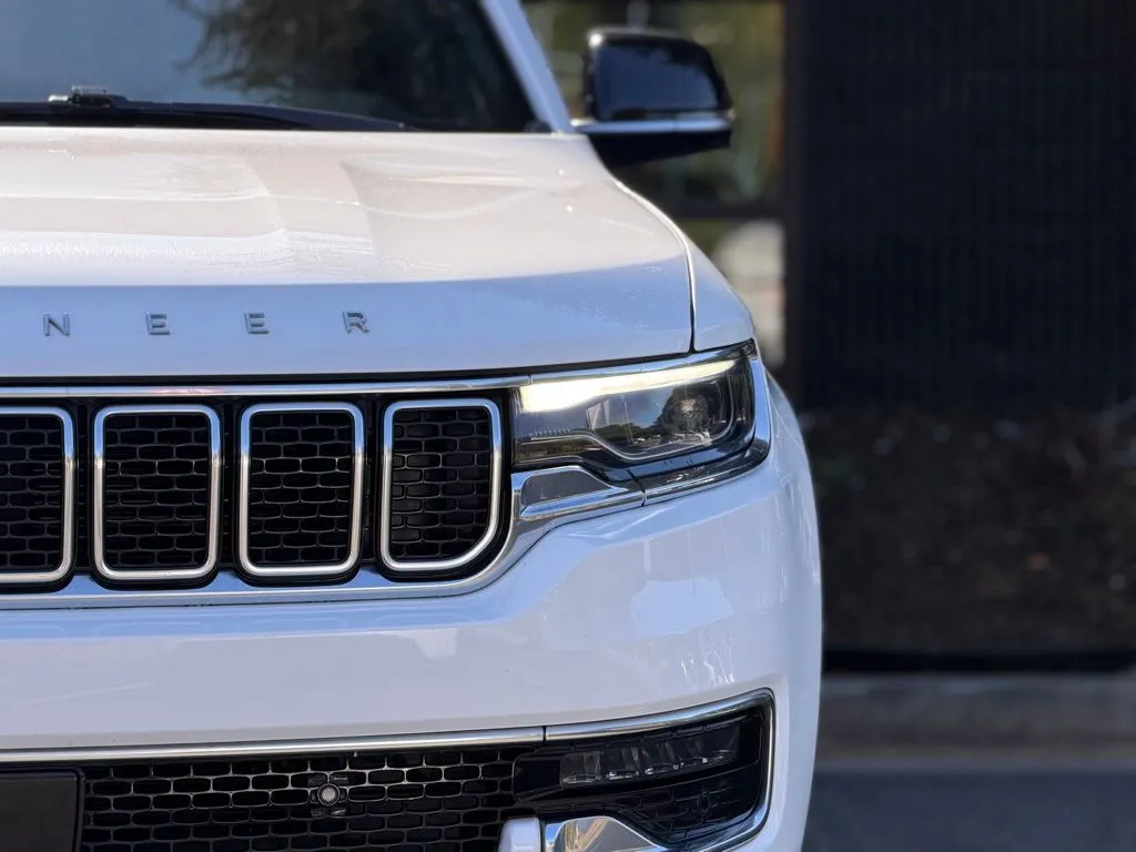 Jeep Wagoneer photo 5