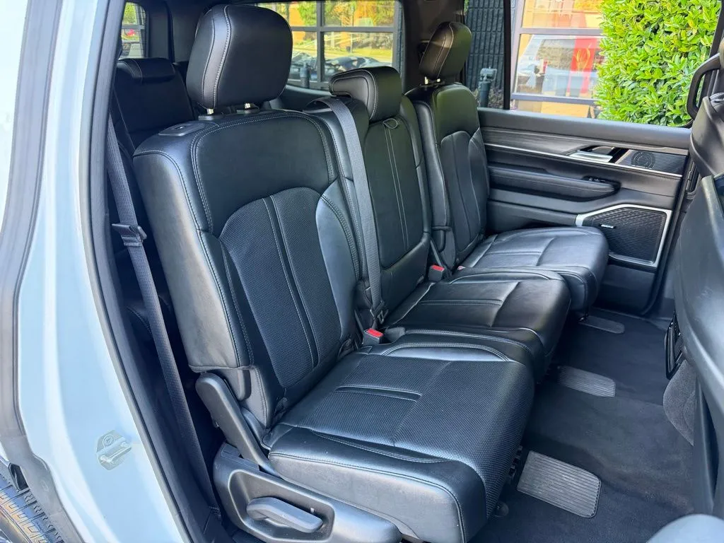 Jeep Wagoneer photo 40