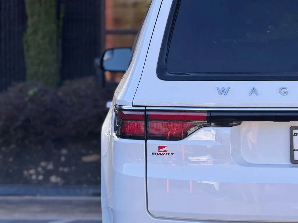 Jeep Wagoneer photo 15