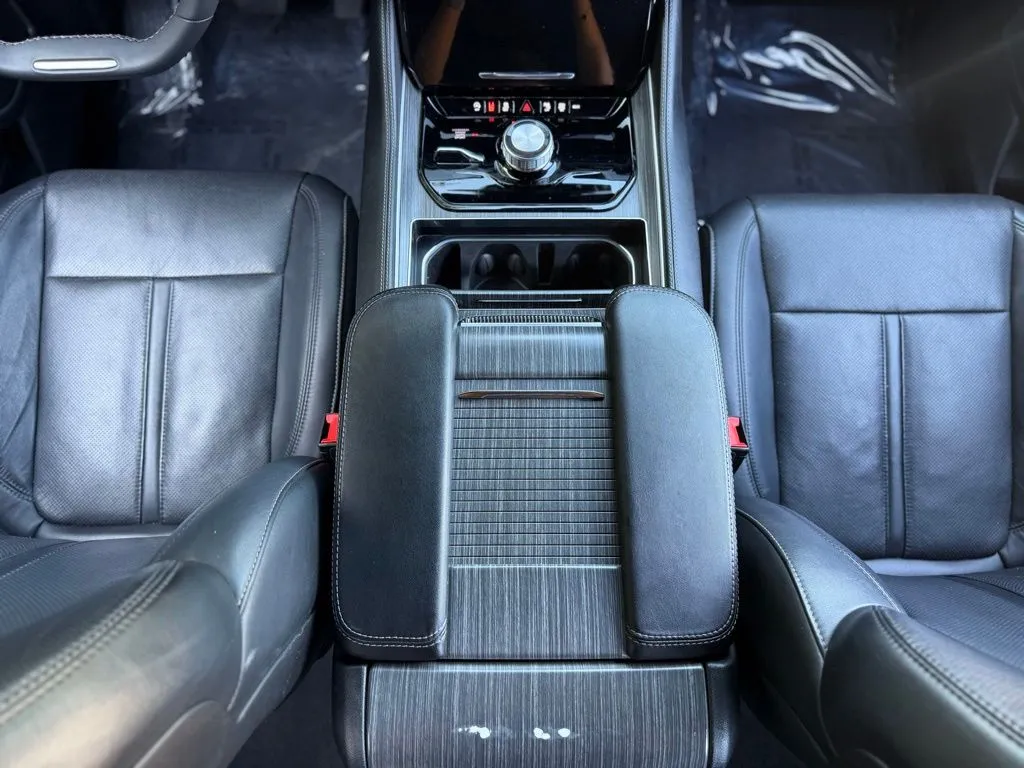 Jeep Wagoneer photo 51
