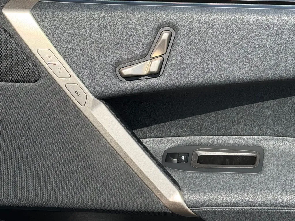 BMW iX photo 35