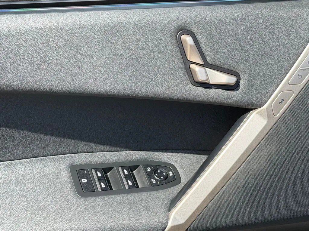 BMW iX photo 28