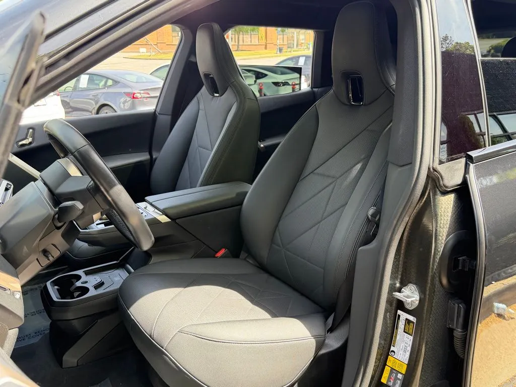 BMW iX photo 25
