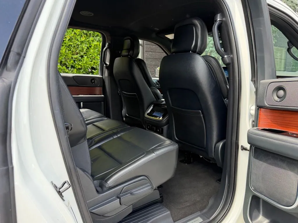 Lincoln Navigator L photo 38