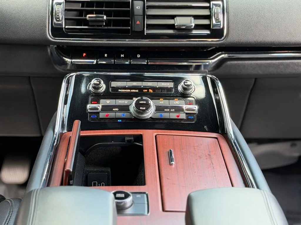 Lincoln Navigator L photo 49