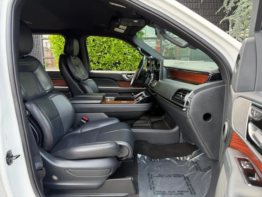 Lincoln Navigator L photo 34