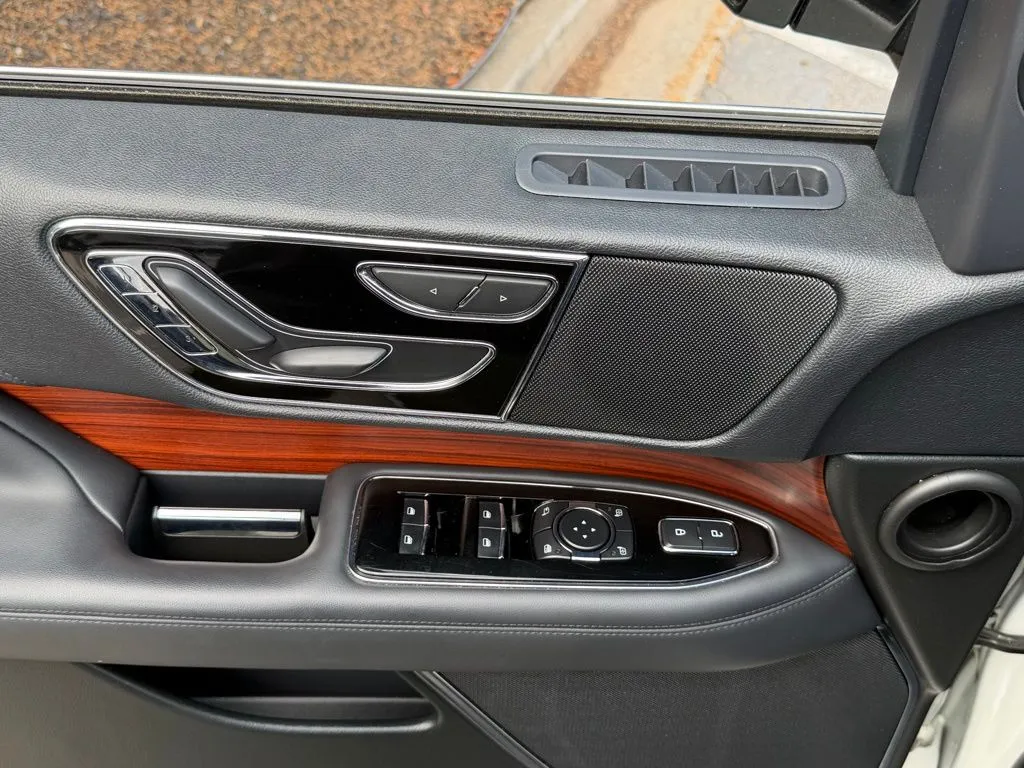 Lincoln Navigator L photo 29