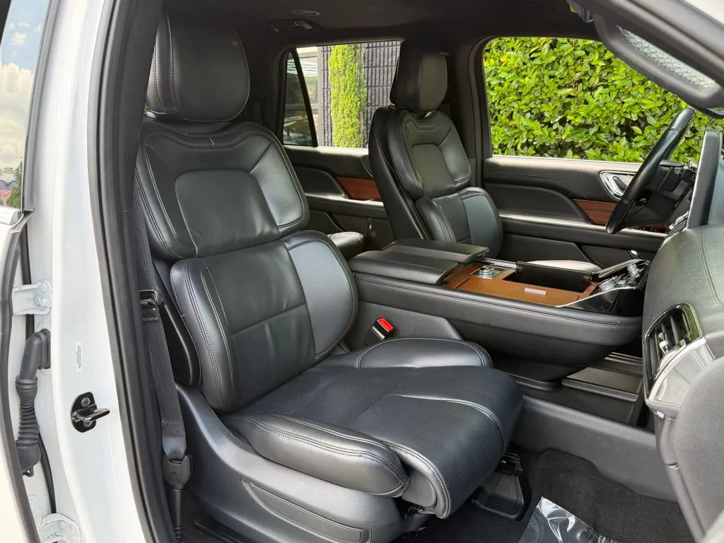 Lincoln Navigator L photo 35